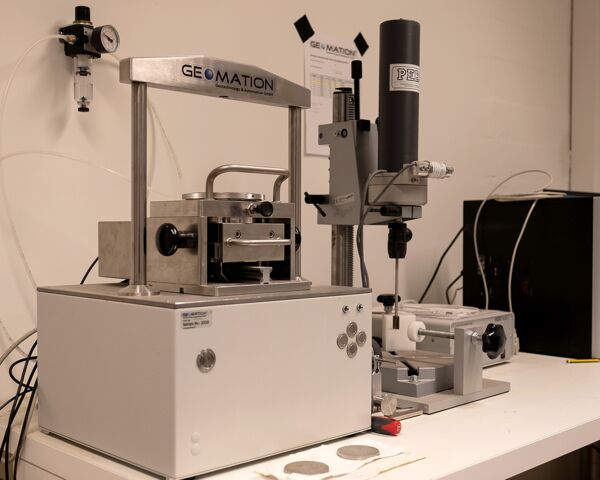 Die während der Aufschlussarbeiten entnommenen Proben werden im Bodenmechanischen Labor für die beauftragten Versuche verwendet